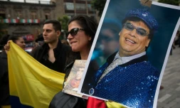 Des fans de l'icône de la chanson de variété latino, Juan Gabriel, lui rendent un dernier hommage au palais Bellas Artes, le 5 septembre 2016 à Mexico
