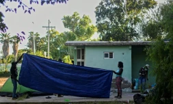 Des migrants haïtiens plient une tente, avant de quitter un camp de fortune à Ciudad Acuna, le 24 septembre 2021 au Mexique