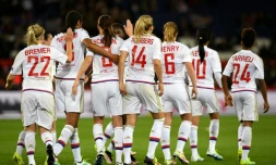 Des joueuses de Lyon, le 2 mai 2016 au Parc des Princes après avoir marqué face au PSG en demi-finale retour de Ligue des champions