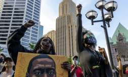 Manifestantes aux commémorations de la mort de George Floyd, à Minneapolis (Minnesote), le 23 mai 2021