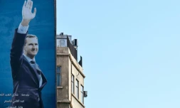 Une affiche géante du président syrien Bachar al-Assad dans une rue de Damas, le 2 décembre 2024