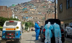 Des médecins se préparent pour aller voir un malade du Covid-19 le 11 juin 2020 prÚs de Lima, au Pérou