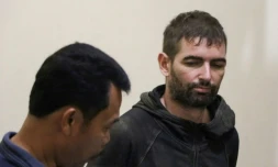 Le Français Félix Dorfin après sa capture par la police de l'île de Lombok, le 2 février 2019 à Mataram (Indonésie)