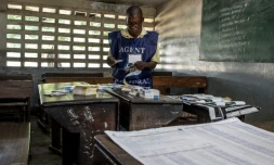 Un agent électoral dans un bureau de vote au lendemain des élections présidentielle, législatives, provinciales en République démocratique du Congo (RDC), le 31 décembre 2018 à Kinshasa