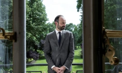 Edouard Philippe pose devant les jardins de Matignon en mai 2017