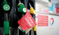 Une pompe à essence d'une station-service d'Issy-les-Moulineaux, près de Paris, le 31 mai 2017