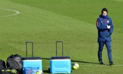 Le technicien Unai Emery dirige une séance d'entraßnement du PSG, le 23 février 2018 à Saint-Germain-en-Laye