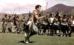 Le musicien sud-africain Johnny Clegg en tenue traditionnelle zoulou lors de son mariage le 27 mars 1989, Ă Keate's Drift.