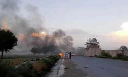 De la fumée et des flammes juste après un attentat à la voiture piégée, le 12 juillet 2015 à Khost, dans l'est de l'Afghanistan