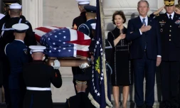 L'ancien président américain George W. Bush et son épouse Laura se recueille à l'arrivée du cercueil de George H. W. Bush au Capitole, le 3 décembre 2018