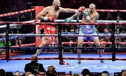 Le Britannique Tyson Fury (gauche) opposé à l'Ukrainien Oleksandr Usyk (à droite) lors d'un match à Ryad le 22 décembre 2024 