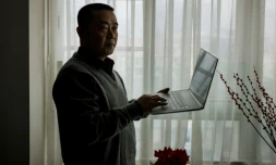 Le premier "cyber-dissident" chinois Huang Qi dans son appartement, le 22 janvier 2015 Ă Chengdu, dans le centre de la Chine
