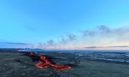 Vue aérienne d'une coulée de lave près de Grindavik, le 14 janvier 2024 en Islande