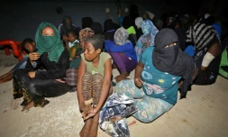 Des migrants emmenés dans une base navale à Tripoli après avoir été secourus en mer au large de la Libye, le 24 juin 2018