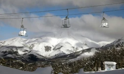Des tĂ©lĂ©siĂšges Ă l'arrĂȘt dans la station de ski de Bariloch, le 24 juin 2020 en Argentine