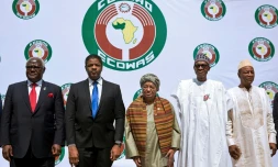 (G à D) le président de Sierra Leone Ernest Bai Koroma, le président de la Cedeao Marcel Alain de Souza, la présidente du Liberia Ellen Johnson, le président du Nigeria Muhammadu Buhari (R) et le président guinéen Alpha Conde, le 17 décembre 2016 à Abuja