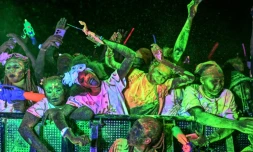 Des jeunes ivoiriens assistent à un concert et dansent le biama à Abidjan, le 29 août 2026