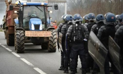 Des gendarmes français face à des agriculteurs en colère sur la RN165 bloquée près de Lorient, le 25 janvier 2016