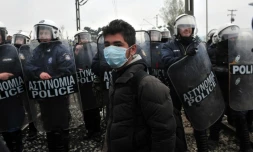 Un jeune migrant portant un masque à la frontière greco-macédonienne, près du village grec d'Idomeni le 27 mars 2016