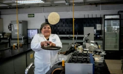 La docteure Raquel Gomez Pliego retourne une tortilla au laboratoire de micro-biologie de l'Université nationale autonome du Mexique (UNAM) à Mexico le 10 avril 2025