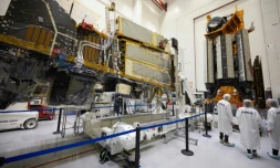 Des employés d'Airbus devant un satellite MetOp dans la "salle blanche" où l'on assemble les satellites à Toulouse, dans le sud-ouest de la France, le 10 novembre 2023