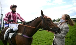 Le jockey Bertrand Lestrade, le cheval Docteur de Ballon, et l'entraineur Louisa Carberry, vainqueurs du Grand Steeple-Chase de Paris à l'hippodrome d'Auteuil, le 23 mai 2021