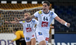 La joie de l'aillière des Bleues Manon Houette après un but face au Monténégro au Mondial féminin de hand, le 12 décembre 2017 à Leipzig