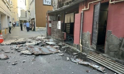 Le mur extérieur d'un commerce s'est effondré dans la ville de Kumamoto, après le séisme de magnitude 7,1 qui a frappé le sud du Japon, le 28 juillet 2026