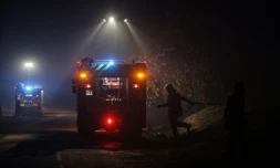 Des camions de pompiers dans une zone ravagée par les indendies près de  Teste-de-Buch (Gironde), le 15 juillet 2022