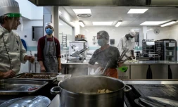 Des élÚves écoutent les instructions de leur professeur lors d'une session de cuisine au lycée hÎtelier de La Vidaude à Saint-Genis-Laval, le 11 juin 2020