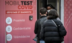 File d'attente devant une cabine de tests Covid-19 à Paris le 23 décembre 2021