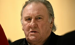 L'acteur français Gérard Depardieu arrive au quatrième jour de son procès, au tribunal correctionnel de Paris, le 27 mars 2025