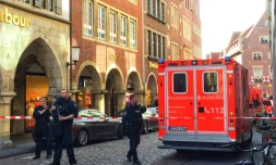 Policiers et urgentistes sont dĂ©ployĂ©s Ă  MĂŒnster (nord-ouest de l'Allemagne), le 7 avril 2018 aprĂšs qu'une voiture a foncĂ© dans la foule