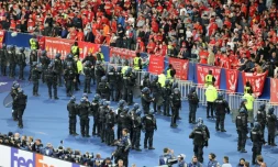 Des policiers anti-émeutes face aux supporters de Liverpool après la finale de la Ligue des champions au Stade de France à Saint-Denis, le 28 mai 2022
