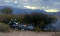 Photo des hélicoptÚres détruits dans la collision qui a coûté la vie à 10 personnes sur le tournage de l'émission "Dropped" prÚs de Villa Castelli en Argentine le 10 mars 2015