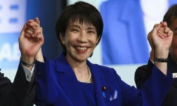 Sanae Takaichi, une nationaliste radicale, salue ses partisans après avoir été élue cheffe du Parti Libéral-Démocrate (PLD) au pouvoir, et avant de prendre probablement la tête du gouvernement japonais, à Tokyo, le 4 octobre 2025