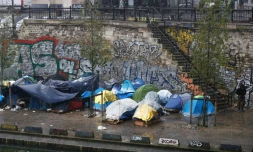 Des migrants dorment sous des tentes au bord du canal Saint-Martin à Paris, le 6 février 2018