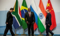 Le président chinois Xi Jinping (à gauche) et son homologue russe Vladimir Poutine (à droite) avec le président sud-africain Cyril Ramaphosa au sommet des BRICS le 26 juillet 2018 à Johannesburg.
