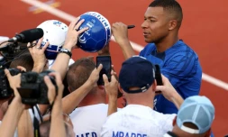 L'attaquant vedette de l'équipe de France Kylian Mbappe signe des autographes, le 5 septembre 2023 à Clairefontaine
