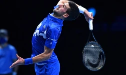 Novak Djokovic au service face Ă l'Argentin Diego Schwartzman au Masters final de Londres, le 6 novembre 2020