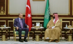 La président turc Tayyip Erdogan (g) rencontrant le prince héritier saoudien Mohammed ben Salmane à Jeddah, en Arabie saoudite, le 28 avril 2022