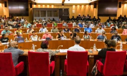 Des membres du collectif "Pou la Gwiyann dékolé" et des représentants élus des communautés territoriales discutent un projet d'accord pour mettre fin au conflit social, au siège de la CGT Guyane à Cayenne le 20 avril 2017 