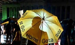 Un moine bouddhiste prend part à une manifestation contre la crise économique au Sri Lanka, le 11 avril 2022 devant le palais présidentiel à Colombo