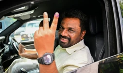 Le président du Sri Lanka, Anura Kumara Dissanayake, montre son doigt encré alors qu'il quitte le bureau de vote à Colombo, le 14 novembre 2024