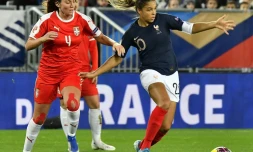 La Française Delphine Cascarino (d) poursuivie par la Serbe Marija Ilic en match de qualification pour l'Euro-2021, le 9 novembre 2019 au Matmut-Atlantique à Bordeaux