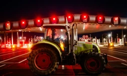 Des agriculteurs bloquent l'autoroute A10 avec des tracteurs, prÚs des barriÚres de péage du Péage de Saint-Arnoult-en-Yvelines au sud-ouest de Paris, le 26 janvier 2024