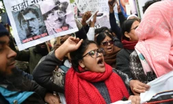 Des manifestants scandent des slogans contre la loi sur la citoyenneté lors d'un rassemblement à New Delhi, le 24 décembre 2019