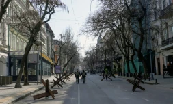 Des soldats marchent dans une rue vide d'Odessa (Ukraine), le 17 mars 2022