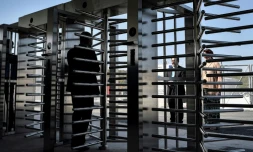 Le ministre grec des Migrations Notis Mitarachi devant le centre d'accueil et d'identification des migrants sur l'île de Samos en Grèce, le 18 septembre 2021