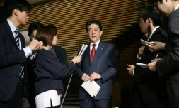 Le Premier ministre japonais Shinzo Abe répond à des journalistes, le 14 avril 2018 à Tokyo
